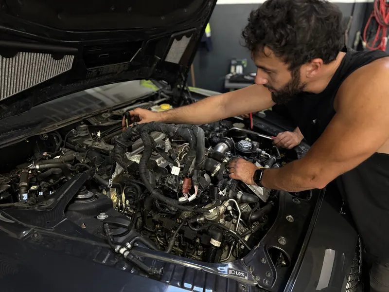 Detailaufnahme aus dem Motorraum während der Reparatur in der Magarage Wien Liesing
