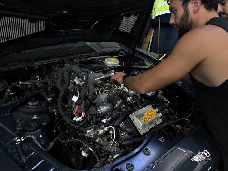 Nahaufnahme des Motorraums bei einer Reparatur in der Werkstatt der Magarage