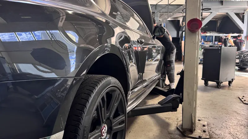 Fahrzeug auf der Hebebühne in der Magarage: Rad und Bremse sind frei zugänglich