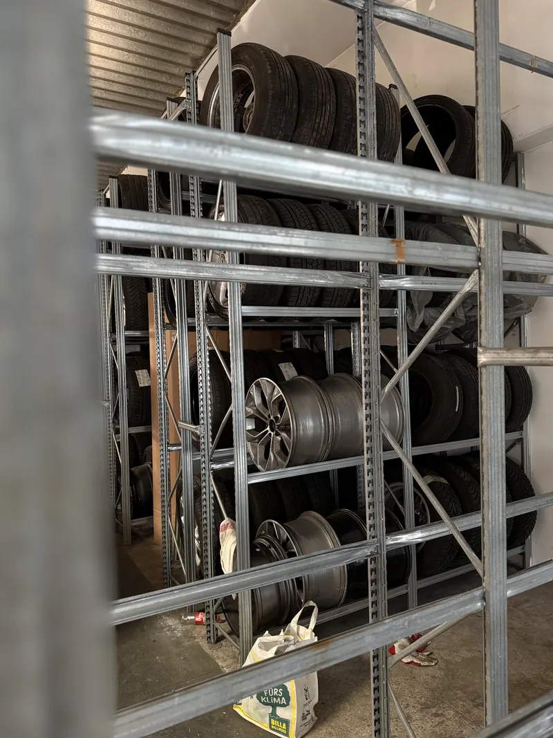 Reifendepot der Magarage in Wien Liesing: eingelagerte Radsätze im Regal des Reifenlagers