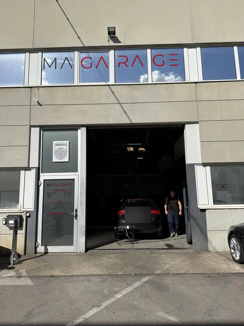 Eingang der Kfz-Werkstatt Magarage in der Mosetiggasse 1A in 1230 Wien Liesing mit geöffnetem Hallentor