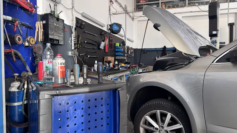 Arbeitsplatz mit Werkzeugschrank und Betriebsstoffen in der Werkstatt der Magarage
