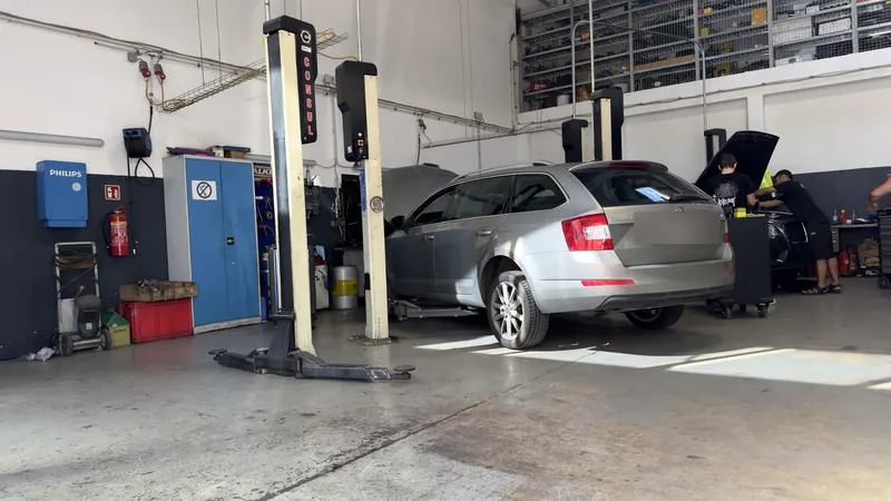 Reihe von Hebebühnen in der Werkstatthalle der Magarage in Wien Liesing